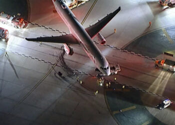 حادث تصادم في مطار لوس أنجليس بين “طائرة وحافلة”