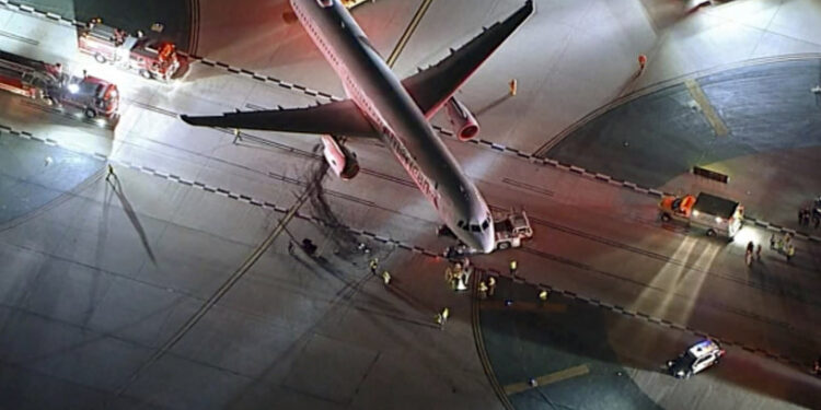 حادث تصادم في مطار لوس أنجليس بين “طائرة وحافلة”