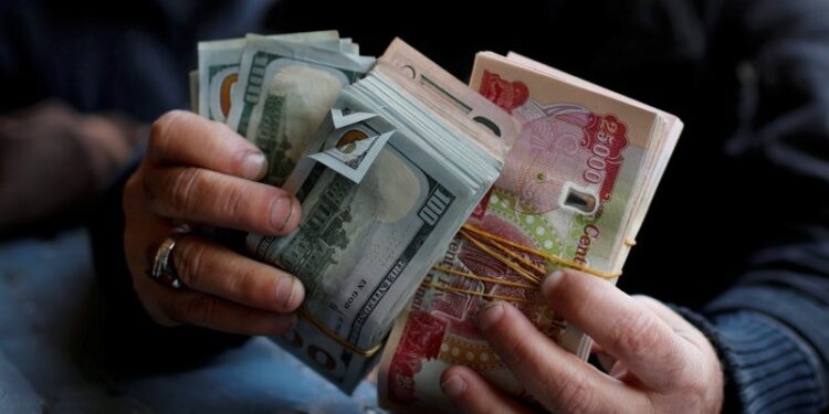 انخفاض قيمة العملة والتضخم يهددان بعـــودة الاحتجاجات في العراق