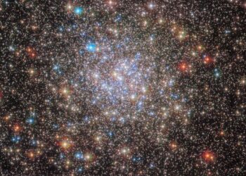 تلسكوب هابل يرصد عشرات آلاف النجوم قرب “قلب مجرتنا”