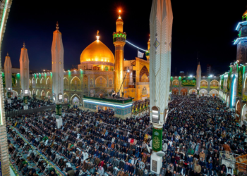 صور لحشود تجمعت في الصحن العلوي بالنجف احتفاء بـ (المبعث النبوي)