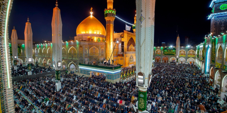 صور لحشود تجمعت في الصحن العلوي بالنجف احتفاء بـ (المبعث النبوي)