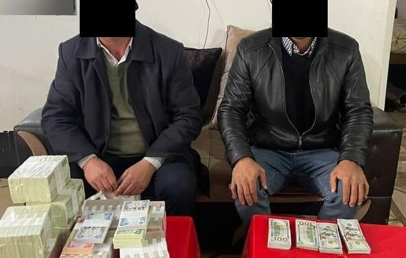 اعتقال شخصين بحوزتهما (4 دفاتر و156 مليوناً) في نينوى
