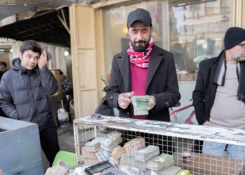 رصد “معاناة رعايا طهران” للحصول على الدولار في أسواق العراق حسب تقریر إیرانی