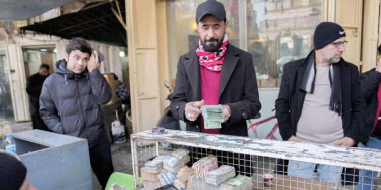 رصد “معاناة رعايا طهران” للحصول على الدولار في أسواق العراق حسب تقریر إیرانی