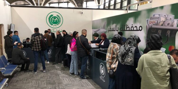 الرافدين .. فتح منفذ لبيع الدولار في مطار بغداد  وبطاقة صالحة لثلاث سنوات