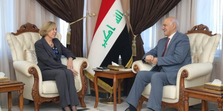 وزير الموارد المائية يستقبل السفيرة الاسترالية