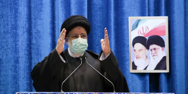 إيران تحكم على زوجين بالسجن بعدما رقصا أمام “معلم رئيسي في طهران”