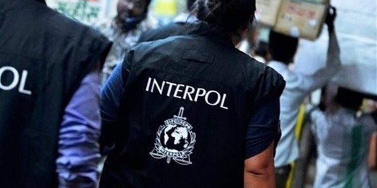 مديرة مدرسة مطلوبة من الشرطة الدولية