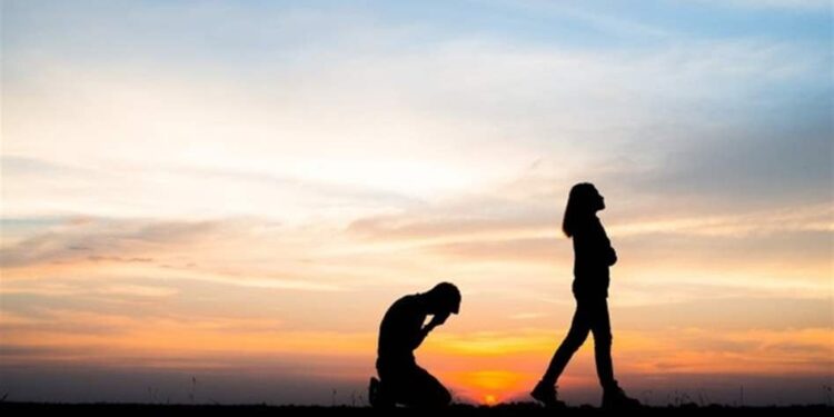 عاشق يقاضي امرأة رفضته ويطالبها بتعويض ضخم مقابل الصدمة العاطفية