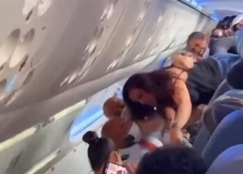 مشاجرة بيــن 12 امرأة على متن طائرة أثناء تحليقها في الجـــو