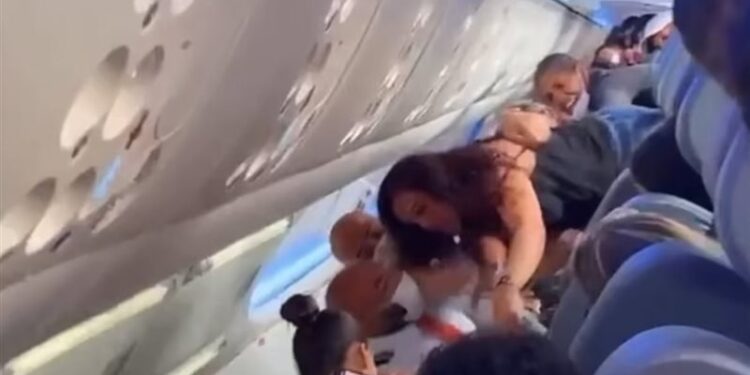 مشاجرة بيــن 12 امرأة على متن طائرة أثناء تحليقها في الجـــو