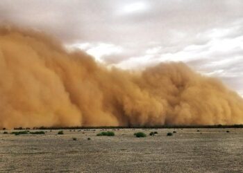 موجة غبار كثيفة تداهم العراق من الحدود الأردنية