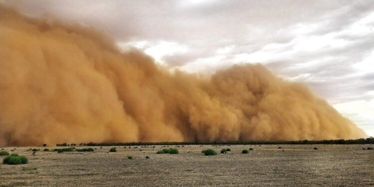 موجة غبار كثيفة تداهم العراق من الحدود الأردنية