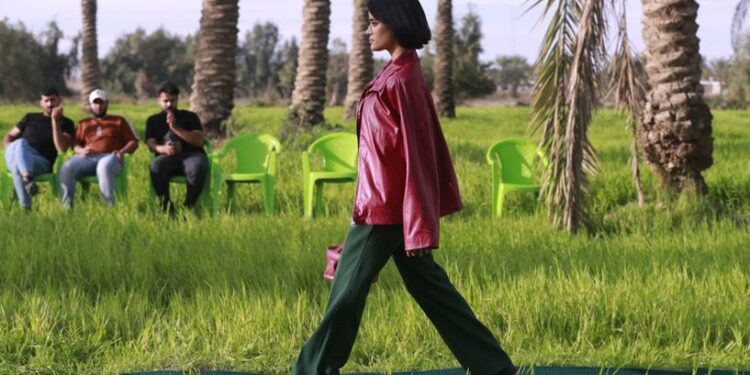 الشباب العراقي يتغلب على أسعار الموضات الحديثة