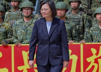 رئيسة تايوان تتـفقـد قوات في الجيش قبيل “زيارة حساسة” إلى أميركا