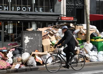 باريس تغرق في القمامة