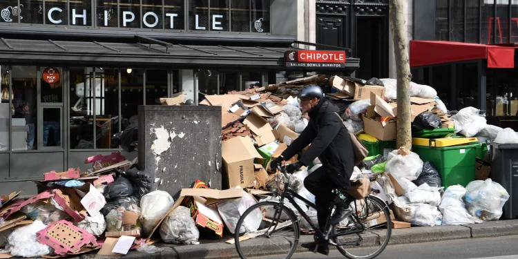 باريس تغرق في القمامة