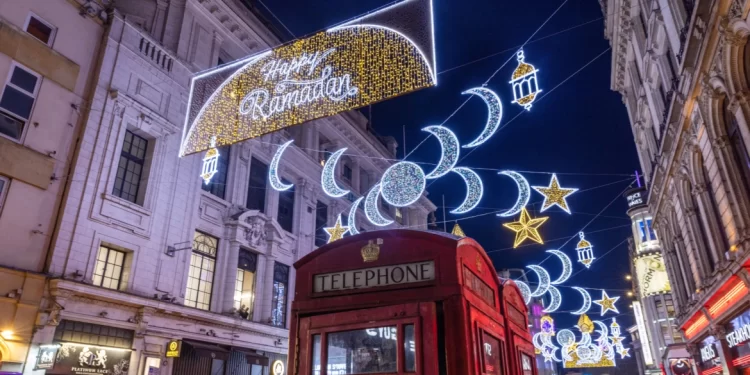 لندن تتــزيــن لاستقبال شهر رمضان لأول مرة في تاريخها