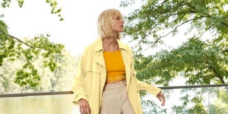 مانجو وموالح وتنورة قصيرة .. الموضة النسائية في ربيع 2023