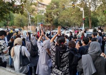 البرلمان الإيراني ينتقد الحكومة والقضاء بسبب “التقاعس في فرض الحجاب”