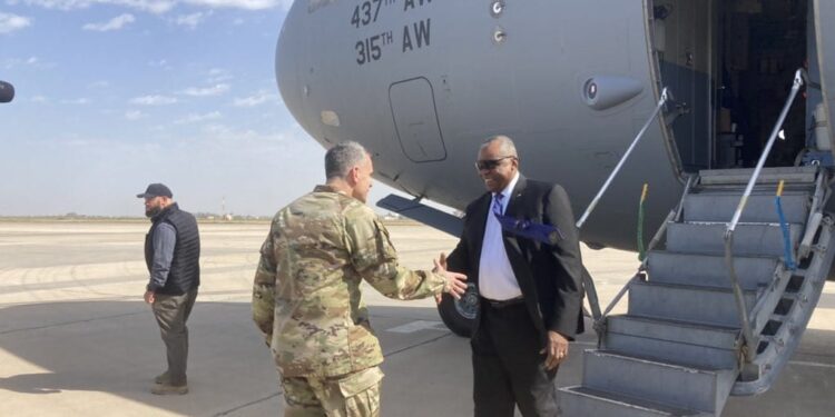 وزير الدفاع الأمريكي يصل الى العراق بزيارة غير معلنة