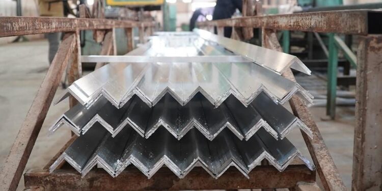 العراق يبدأ بتصديــر “صفائح الألمنيوم” إلى أسواق سوريا ولبنان