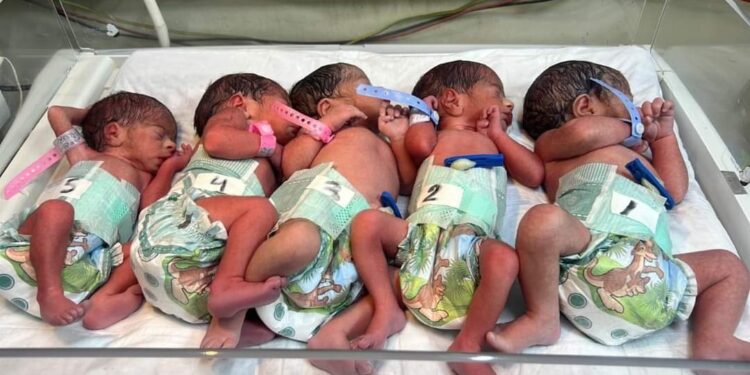 سيدة عراقية تلد 5 توائم في بغداد