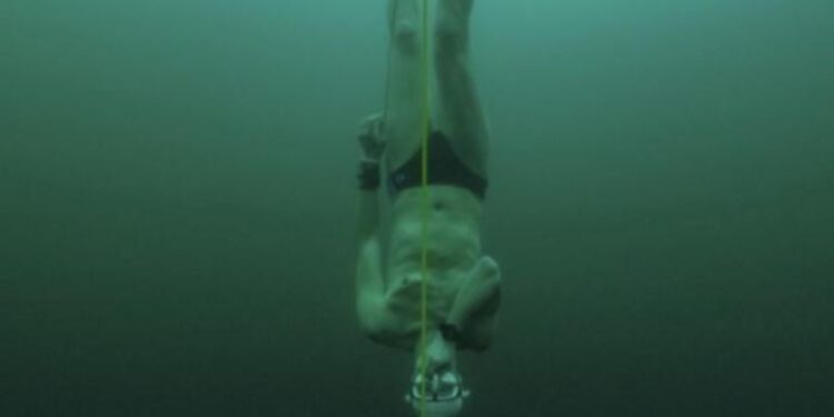 يغـــوص لأكثر من 50 مترا بـ”نفس واحد” في بحيرة متجمدة