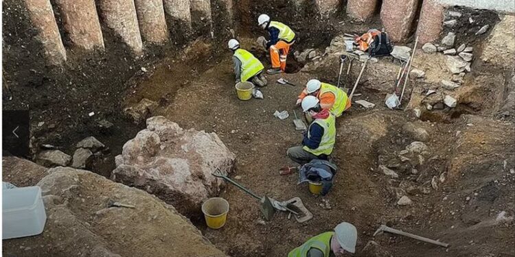 اكتشاف (مقبرة ومذبح عمره 1800 عام) تحت جامعة بريطانية