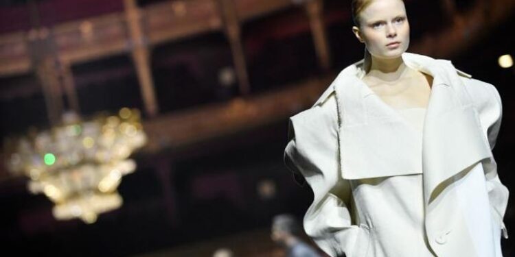 أسبوع باريس للموضة … (Issey Miyake) ترسم هوية جديدة للأنوثة