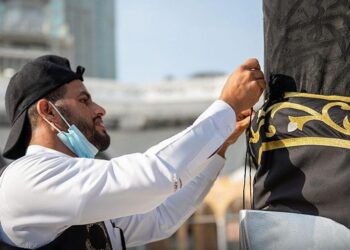 تغييــر كسوة الحجر الأسود والركن اليماني .. “مطرزة بخيوط الذهب”