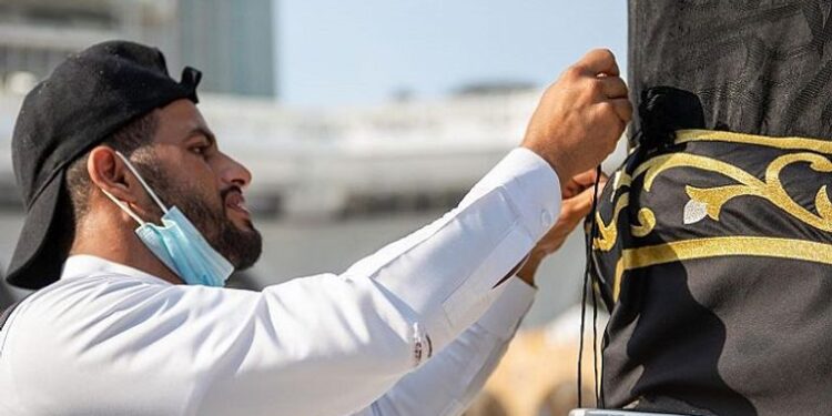 تغييــر كسوة الحجر الأسود والركن اليماني .. “مطرزة بخيوط الذهب”