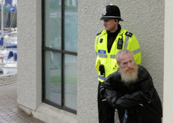 اعتداء صادم على رجل مسنّ في بريطانيا .. “أشعل فيه النار بعد خروجه من المسجد”