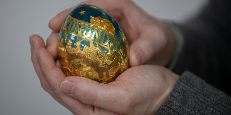 رجل يأكل بالخطـــأ بيضة بقيمة عشرة آلاف $