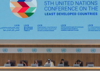 أمير قطر ينتقد “استغلال المساعدات الإنسانية” لتحقيق أغراض سياسية في سوريا