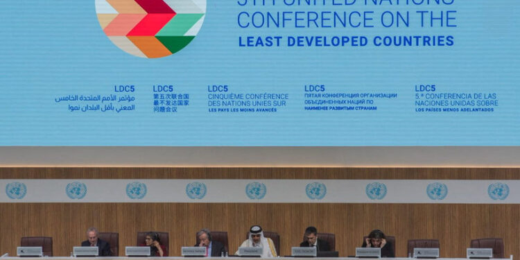 أمير قطر ينتقد “استغلال المساعدات الإنسانية” لتحقيق أغراض سياسية في سوريا