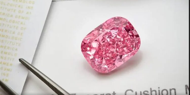 الماسة الوردية الأكثر ندرة تشــــارك بمزاد في نيويورك بأكثر من 35 مليون $
