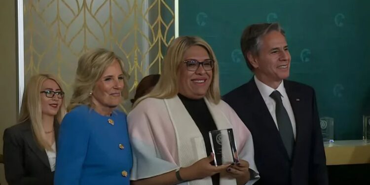 سيدة أمريكا الأولى تهدي جائزة المرأة الشجاعة لرجل متحول جنسيا