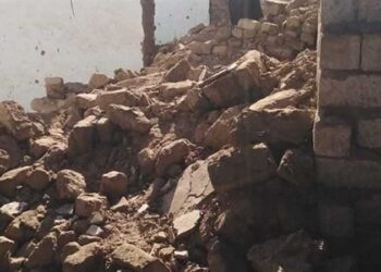 بالفيديو .. سيدة تلقي مصرعها لإصرارها على تصوير انهيار جبلي