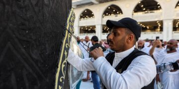 استعدادات في الحرم المكي لاستقبال شهر رمضان