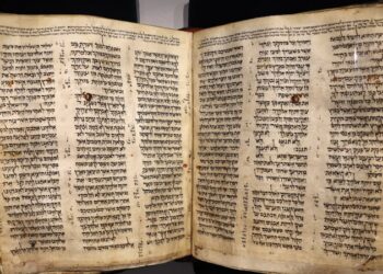 عرض أقدم مخطوطة “للكتاب المقدس اليهودي” للجمهور قبل بيعها في مزاد علني