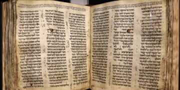 عرض أقدم مخطوطة “للكتاب المقدس اليهودي” للجمهور قبل بيعها في مزاد علني