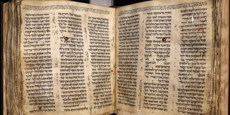 عرض أقدم مخطوطة “للكتاب المقدس اليهودي” للجمهور قبل بيعها في مزاد علني