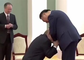 بوتين جاثيا على ركبتيه يُقبـــل يد الرئيس الصيني