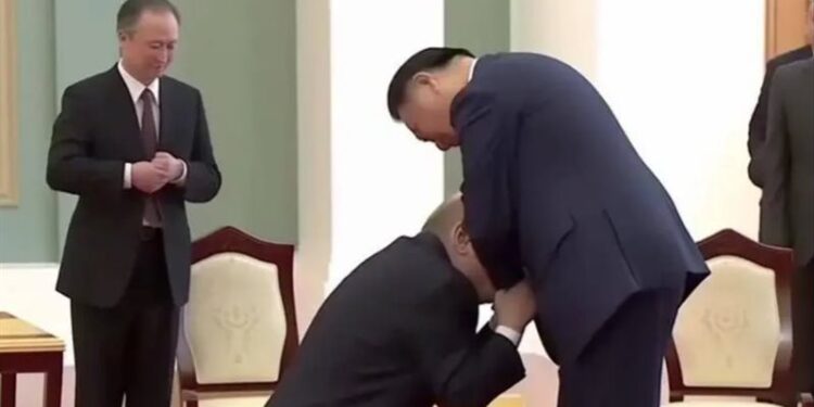 بوتين جاثيا على ركبتيه يُقبـــل يد الرئيس الصيني