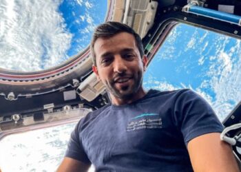 رائد الفضاء الإماراتي يوجه رسالة من المحطة الدولية