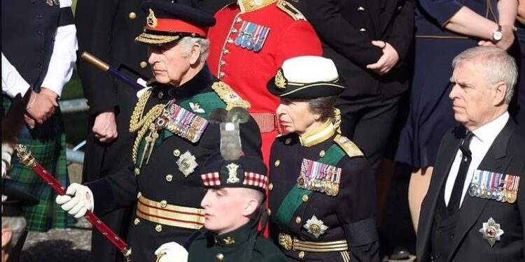 ثروة الملكة إليزابيث الضخمة تفجر الخلافات داخل العائلة المالكة