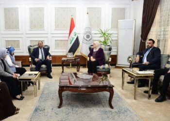 اجتماع بين طيف سامي وعدد من أعضاء البرلمان