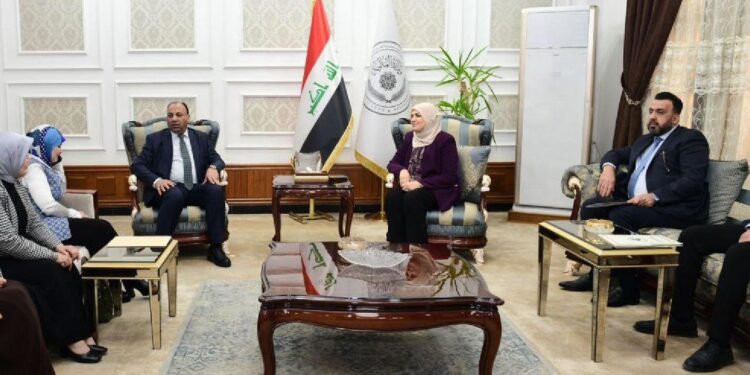 اجتماع بين طيف سامي وعدد من أعضاء البرلمان